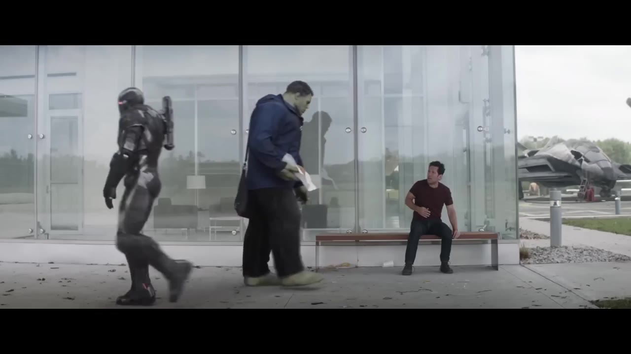 Hulk gives Ant-Man a taco
